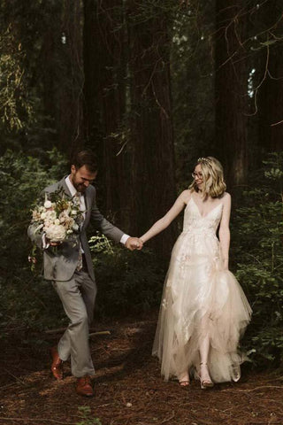 Vestido de novia con escote en V, tirantes finos y apliques de encaje WD316