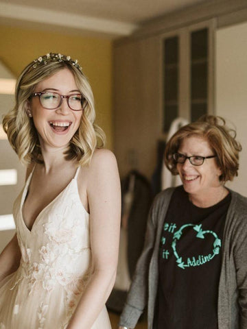 Vestido de novia con escote en V, tirantes finos y apliques de encaje WD316