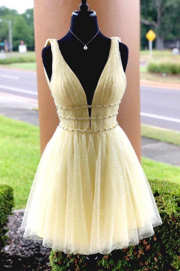 Vestido corto de fiesta azul cielo con escote en V y cuentas brillantes, modelo PD316