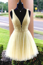 Vestido corto de fiesta azul cielo con escote en V y cuentas brillantes, modelo PD316