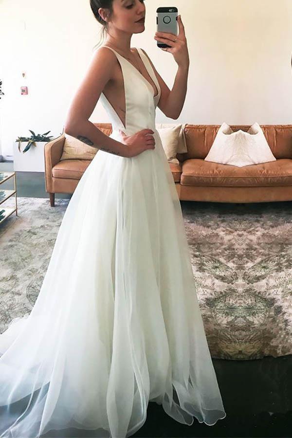 Robe de mariée ivoire sans manches, coupe trapèze, bretelles en V et traîne, référence WD157