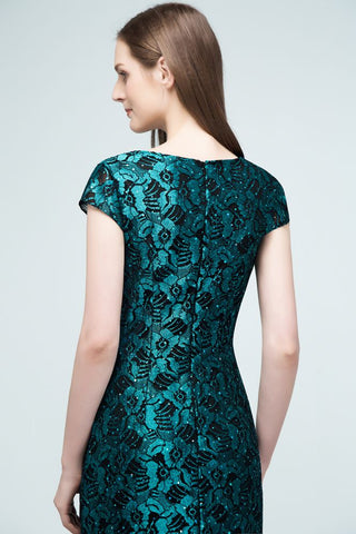 Robe de bal sirène mi-longue à col en V ornée d'appliqués de dentelle