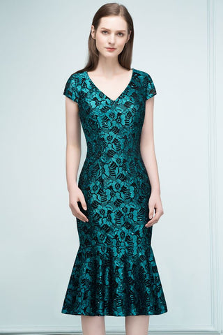 Robe de bal sirène mi-longue à col en V ornée d'appliqués de dentelle