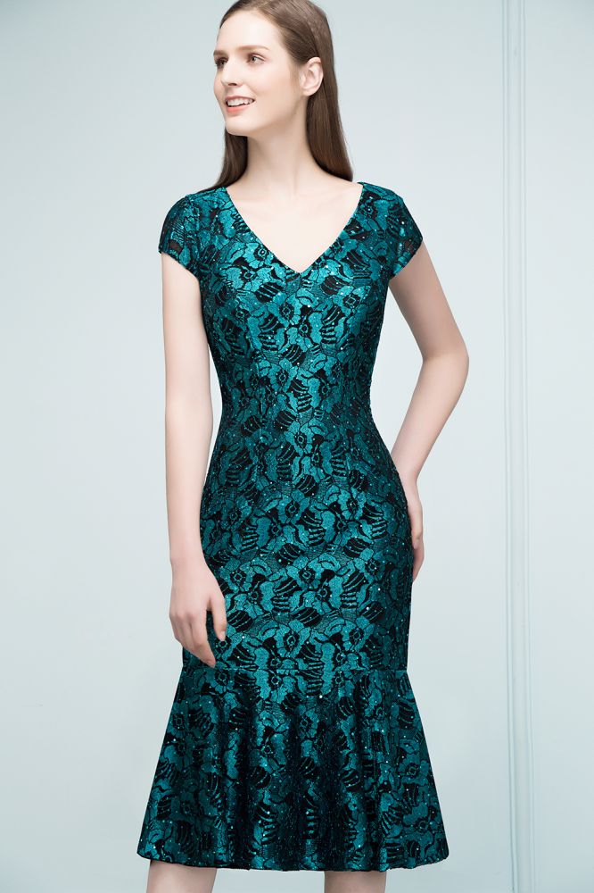 Robe de bal sirène mi-longue à col en V ornée d'appliqués de dentelle