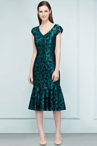 Robe de bal sirène mi-longue à col en V ornée d'appliqués de dentelle