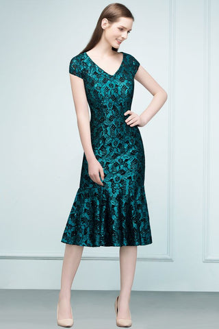 Robe de bal sirène mi-longue à col en V ornée d'appliqués de dentelle