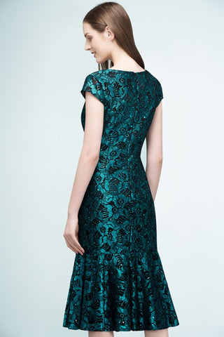 Robe de bal sirène mi-longue à col en V ornée d'appliqués de dentelle