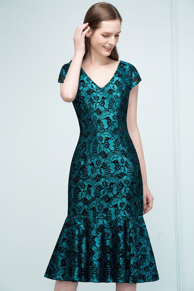 Robe de bal sirène mi-longue à col en V ornée d'appliqués de dentelle