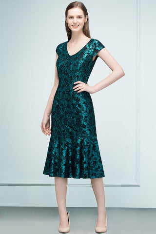 Robe de bal sirène mi-longue à col en V ornée d'appliqués de dentelle