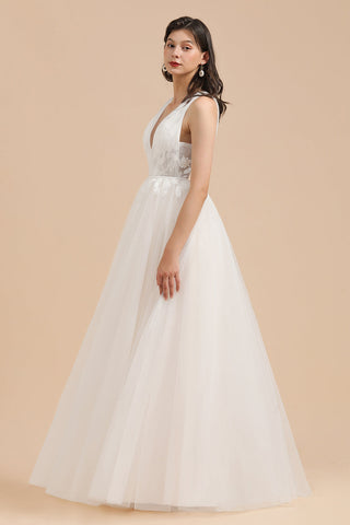 Vestido de novia sencillo con escote en V, apliques de tul y encaje, ideal para bodas al aire libre. Largo hasta el suelo. 