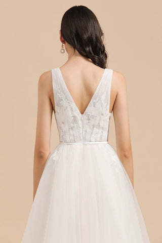 Vestido de novia sencillo con escote en V, apliques de tul y encaje, ideal para bodas al aire libre. Largo hasta el suelo. 