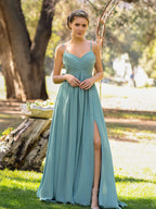 Vestido largo de gasa con escote en V, tirantes finos y abertura frontal
