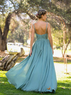 Vestido largo de gasa con escote en V, tirantes finos y abertura frontal