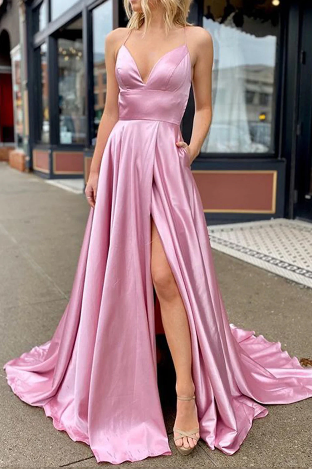 Valeria | Vestido de fiesta rosa de satén con escote en V, espalda descubierta y corte en A con bolsillos