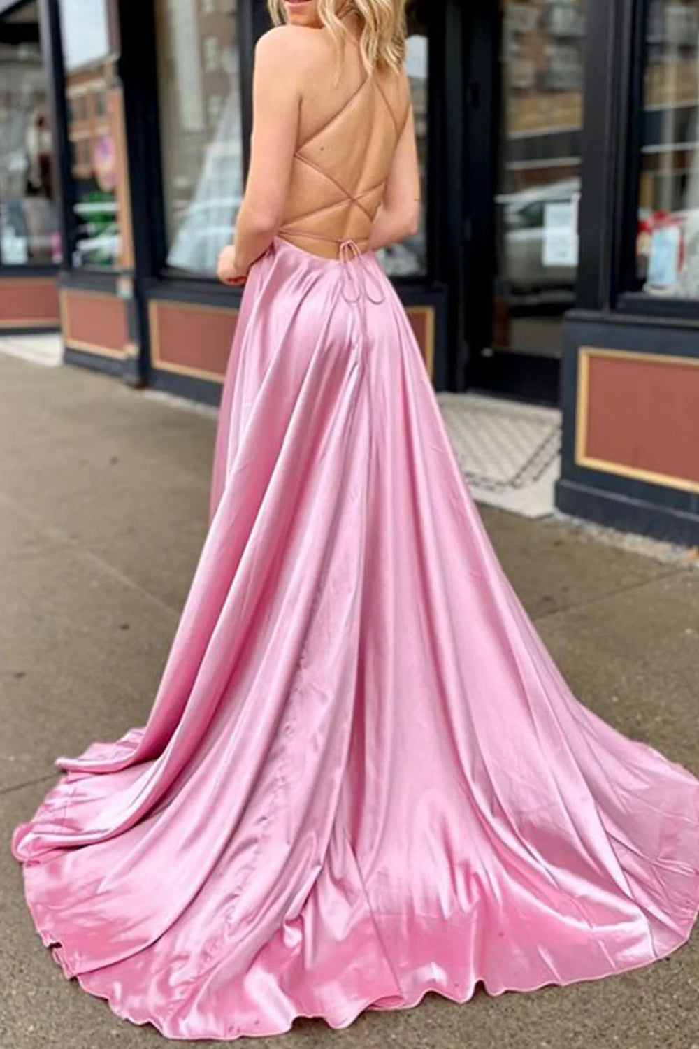 Valeria | Vestido de fiesta rosa de satén con escote en V, espalda descubierta y corte en A con bolsillos