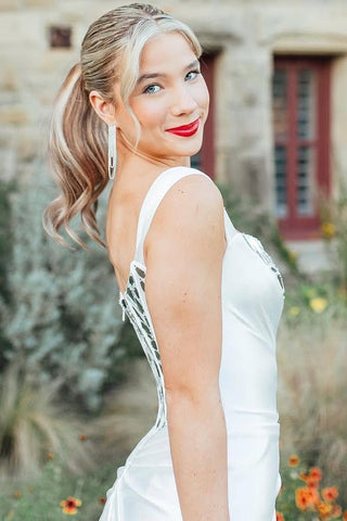 Valeria | Vestido de fiesta blanco de un solo hombro con escote cuadrado, lentejuelas efecto espejo y abertura