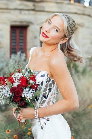 Valeria | Vestido de fiesta blanco de un solo hombro con escote cuadrado, lentejuelas efecto espejo y abertura