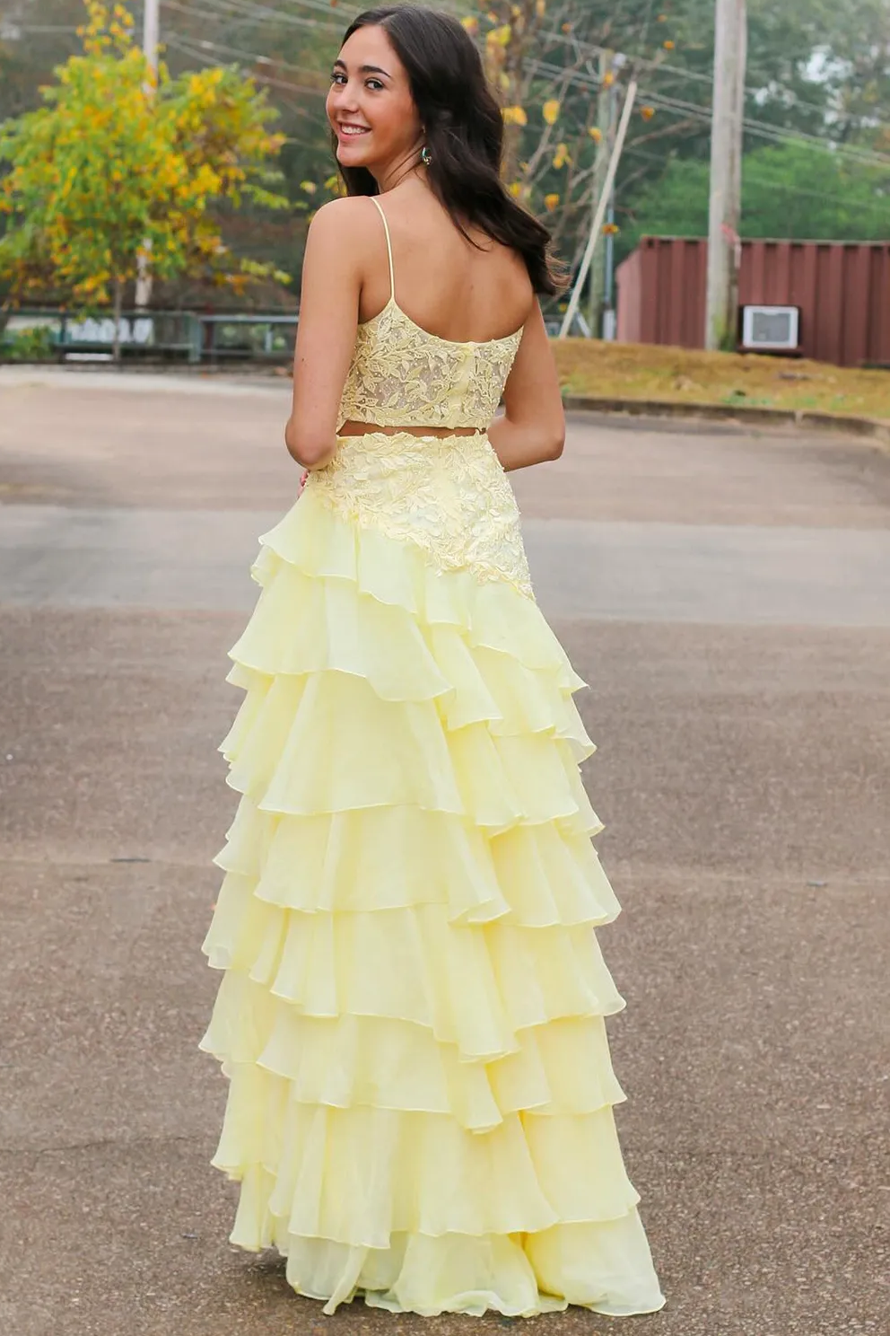 Victorie | Robe de bal trapèze en mousseline superposée, bretelles spaghetti et appliques, fente