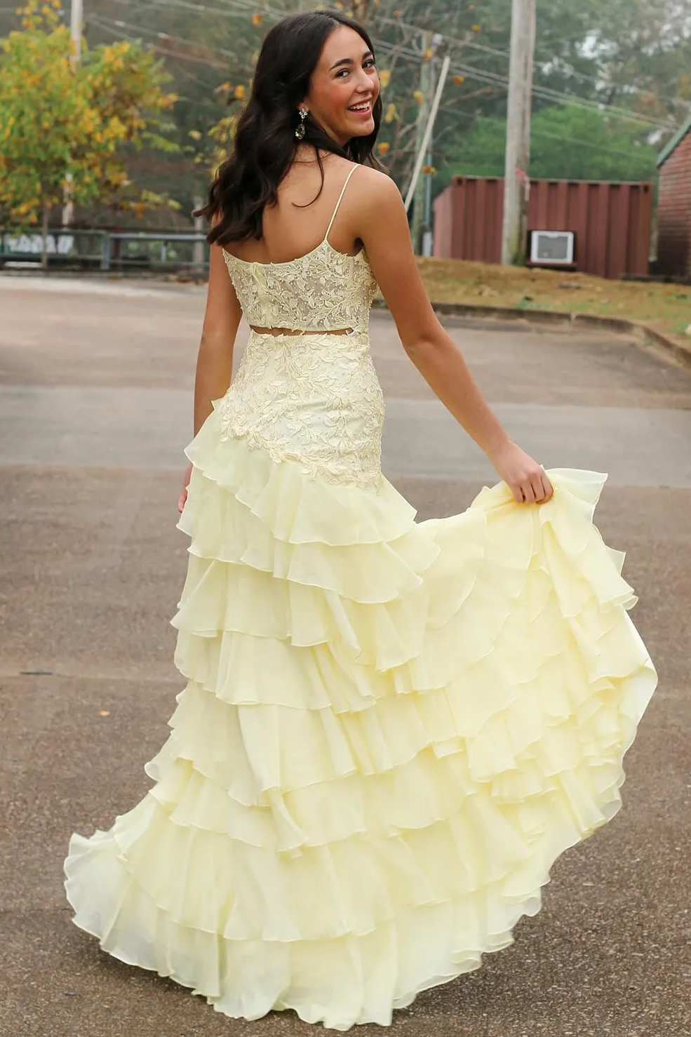 Victorie | Robe de bal trapèze en mousseline superposée, bretelles spaghetti et appliques, fente