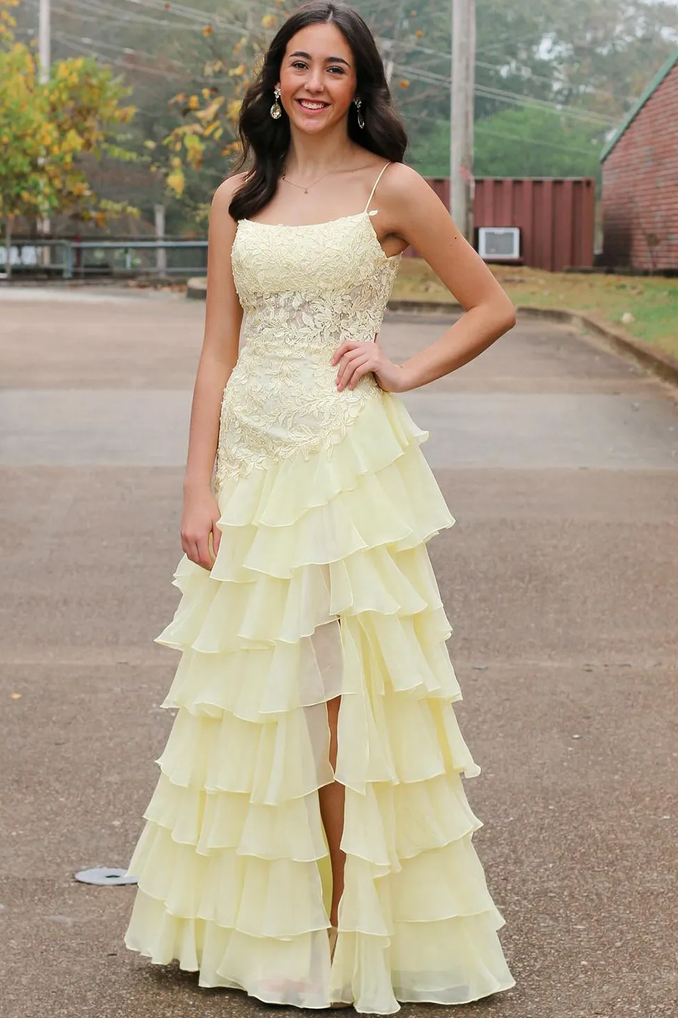 Victorie | Robe de bal trapèze en mousseline superposée, bretelles spaghetti et appliques, fente