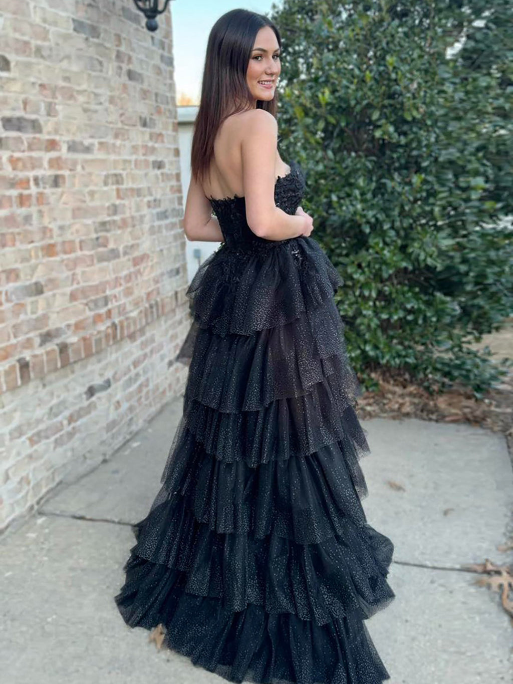 Vina | Vestido de fiesta negro de tul corte A sin tirantes con apliques