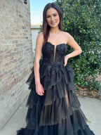 Vina | Vestido de fiesta negro de tul corte A sin tirantes con apliques