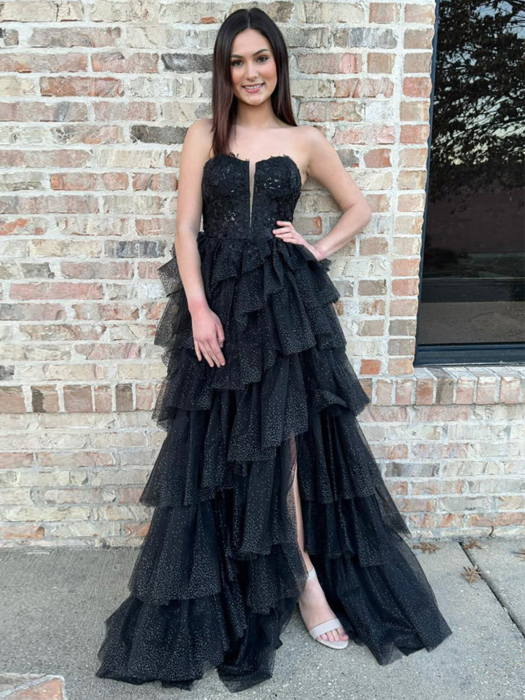 Vina | Vestido de fiesta negro de tul corte A sin tirantes con apliques