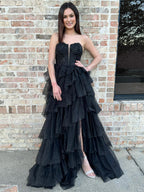 Vina | Vestido de fiesta negro de tul corte A sin tirantes con apliques