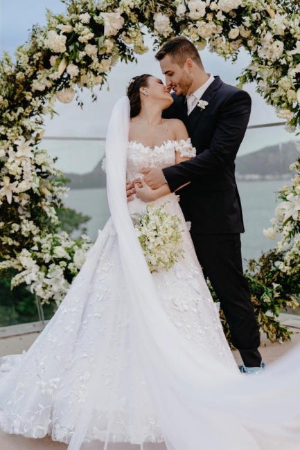 Robe de mariée blanche vintage en dentelle, coupe trapèze, épaules dénudées, sans manches, ornée d'appliqués