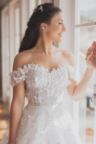 Robe de mariée blanche vintage en dentelle, coupe trapèze, épaules dénudées, sans manches, ornée d'appliqués