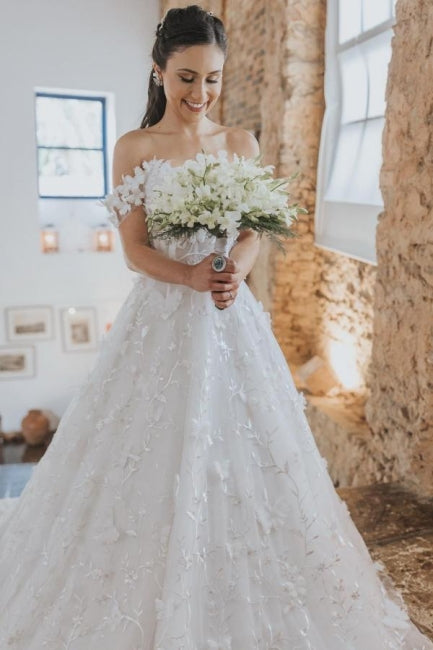 Robe de mariée blanche vintage en dentelle, coupe trapèze, épaules dénudées, sans manches, ornée d'appliqués