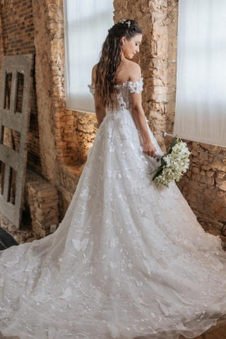 Robe de mariée blanche vintage en dentelle, coupe trapèze, épaules dénudées, sans manches, ornée d'appliqués