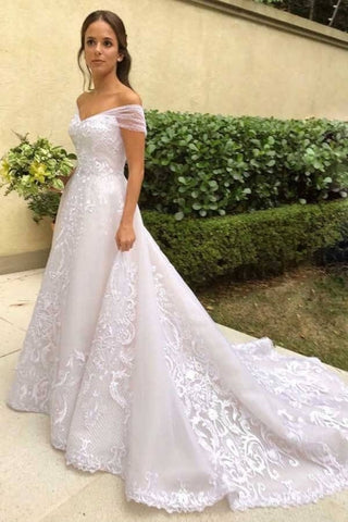 Vestido de novia vintage de corte sirena con hombros descubiertos y encaje.