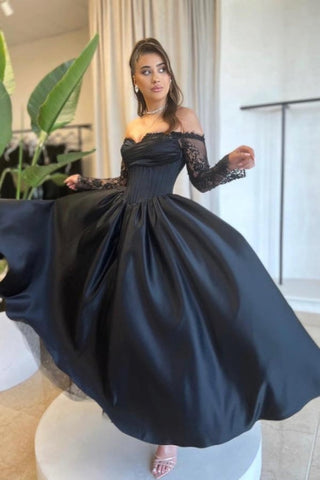 Robe de bal noire vintage en satin à manches longues et décolleté en cœur avec appliques