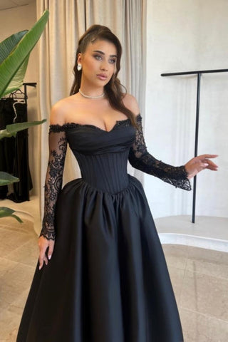 Robe de bal noire vintage en satin à manches longues et décolleté en cœur avec appliques