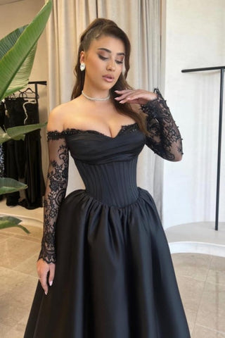 Robe de bal noire vintage en satin à manches longues et décolleté en cœur avec appliques
