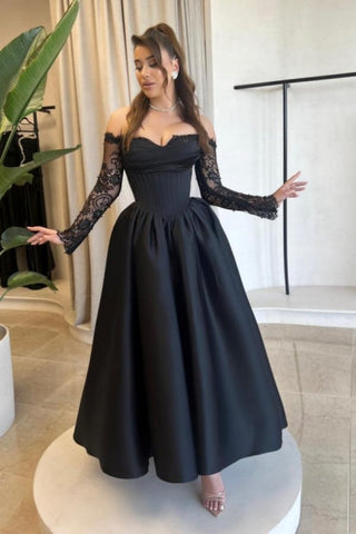 Robe de bal noire vintage en satin à manches longues et décolleté en cœur avec appliques