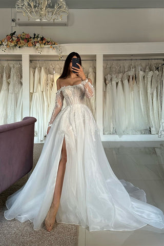 Vestidos de novia blancos vintage de corte A, tul, encaje, sin tirantes, manga larga y abertura frontal.