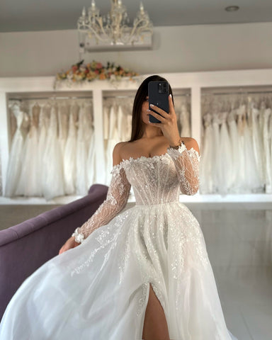 Vestidos de novia blancos vintage de corte A, tul, encaje, sin tirantes, manga larga y abertura frontal.