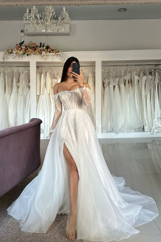 Vestidos de novia blancos vintage de corte A, tul, encaje, sin tirantes, manga larga y abertura frontal.