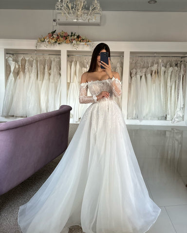 Vestidos de novia blancos vintage de corte A, tul, encaje, sin tirantes, manga larga y abertura frontal.