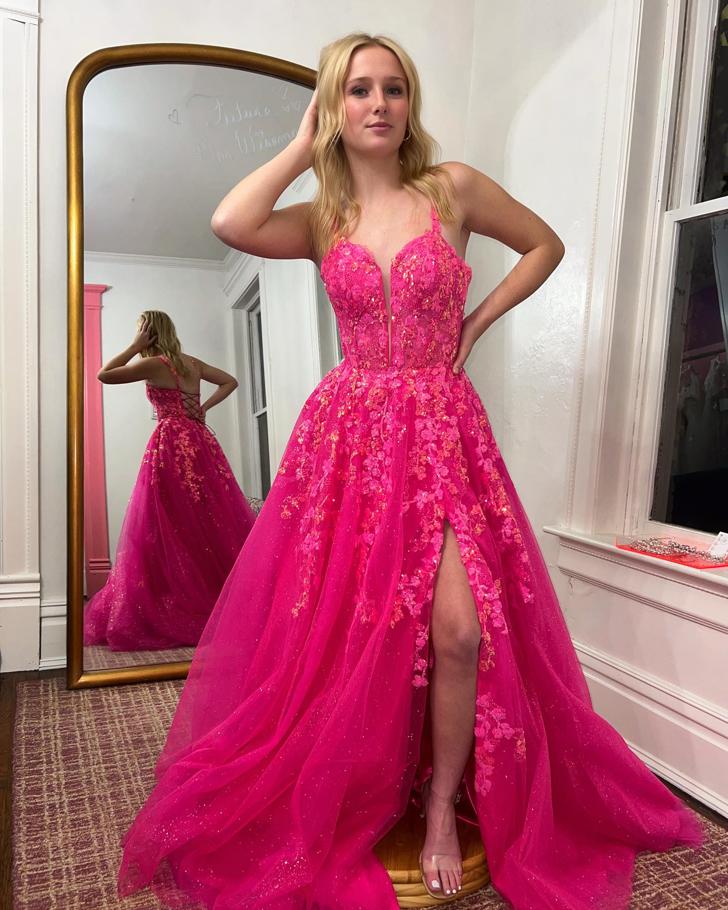 Robe de bal vintage trapèze en tulle, bretelles spaghetti, sans manches, avec appliques, fendue sur le devant