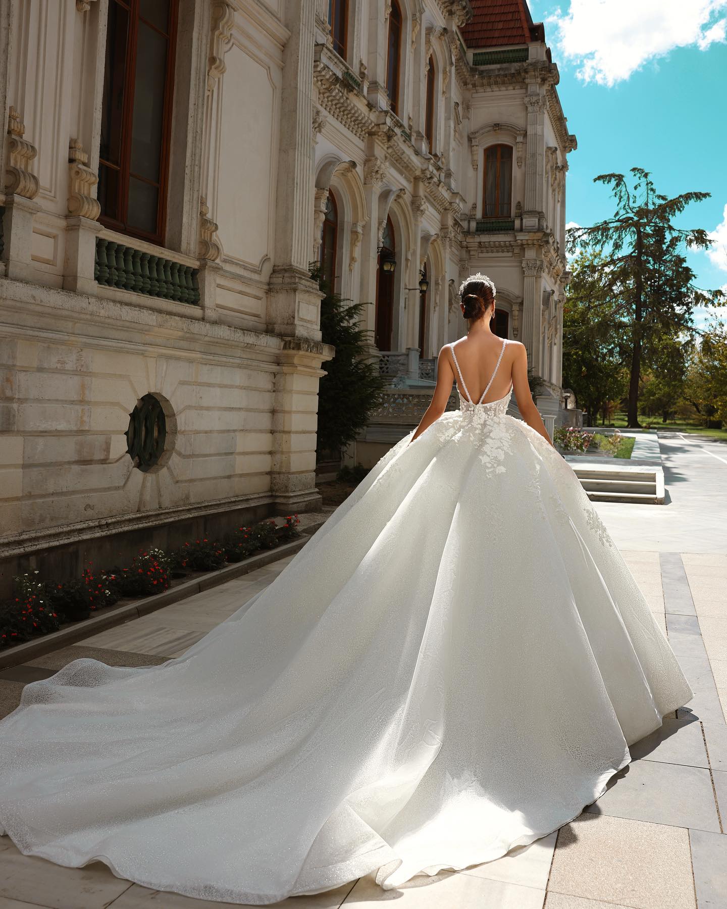 Robe de bal vintage blanche sans manches à fines bretelles en dentelle et traîne ornée d'appliques