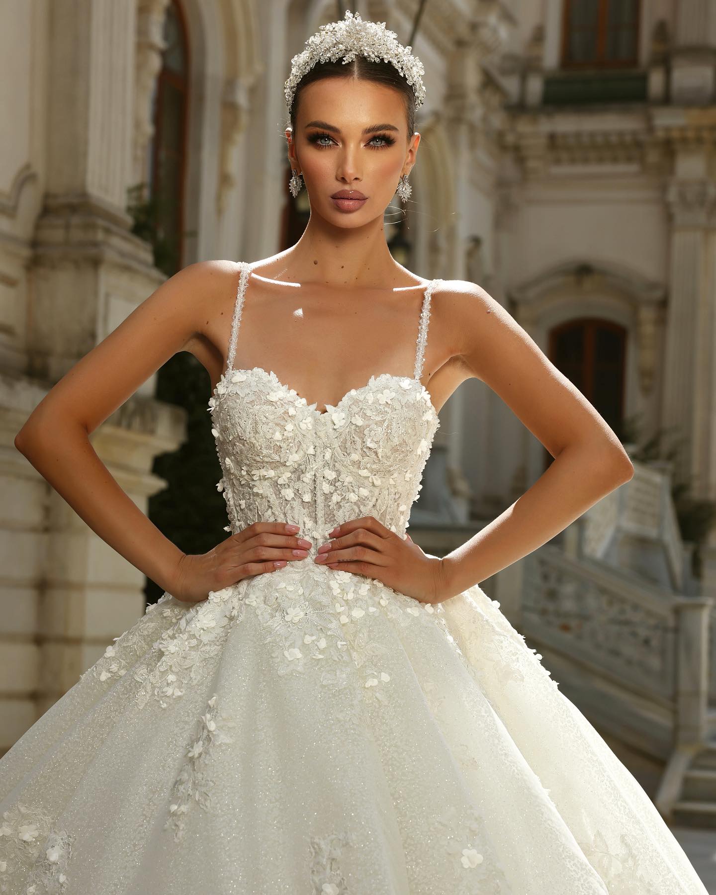 Robe de bal vintage blanche sans manches à fines bretelles en dentelle et traîne ornée d'appliques