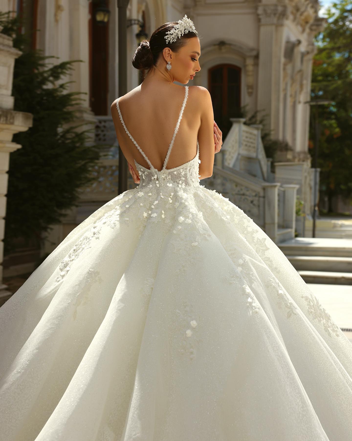 Robe de bal vintage blanche sans manches à fines bretelles en dentelle et traîne ornée d'appliques