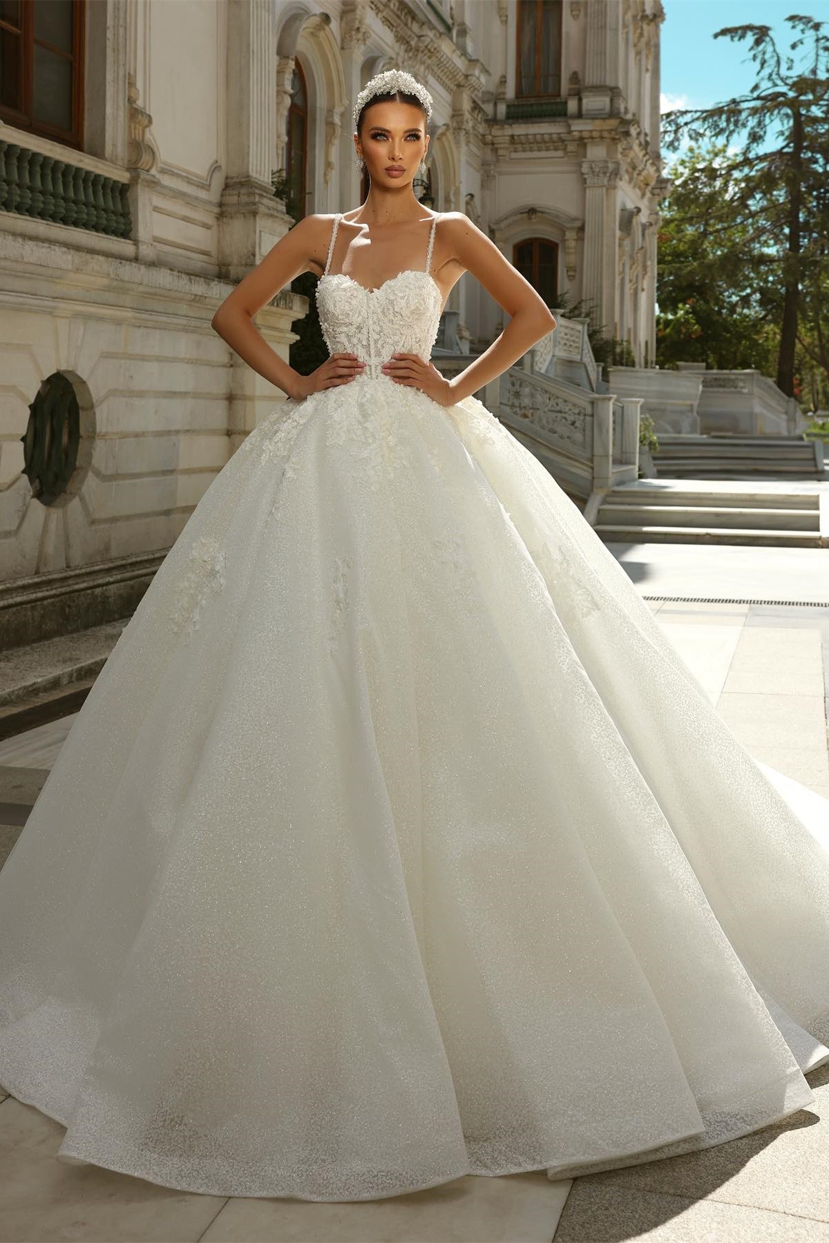 Robe de bal vintage blanche sans manches à fines bretelles en dentelle et traîne ornée d'appliques