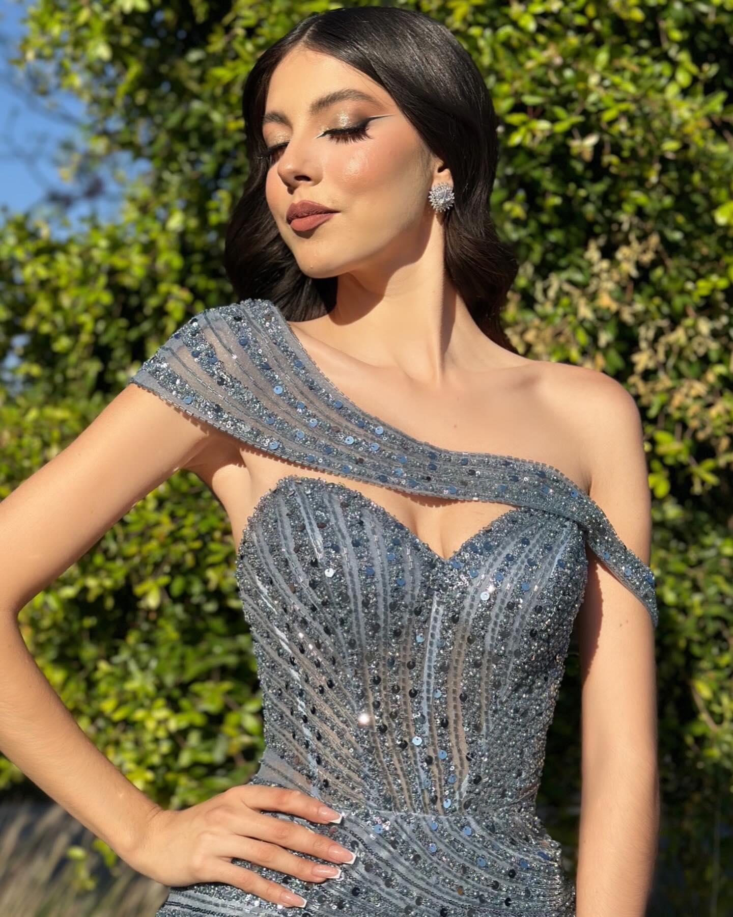 Vestido de fiesta vintage de corte columna, corte recto, de gasa y satén, con escote corazón, mangas cortas y abertura de lentejuelas.