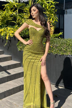Vestido de fiesta vintage de corte columna, corte recto, de gasa y satén, con escote corazón, mangas cortas y abertura de lentejuelas.