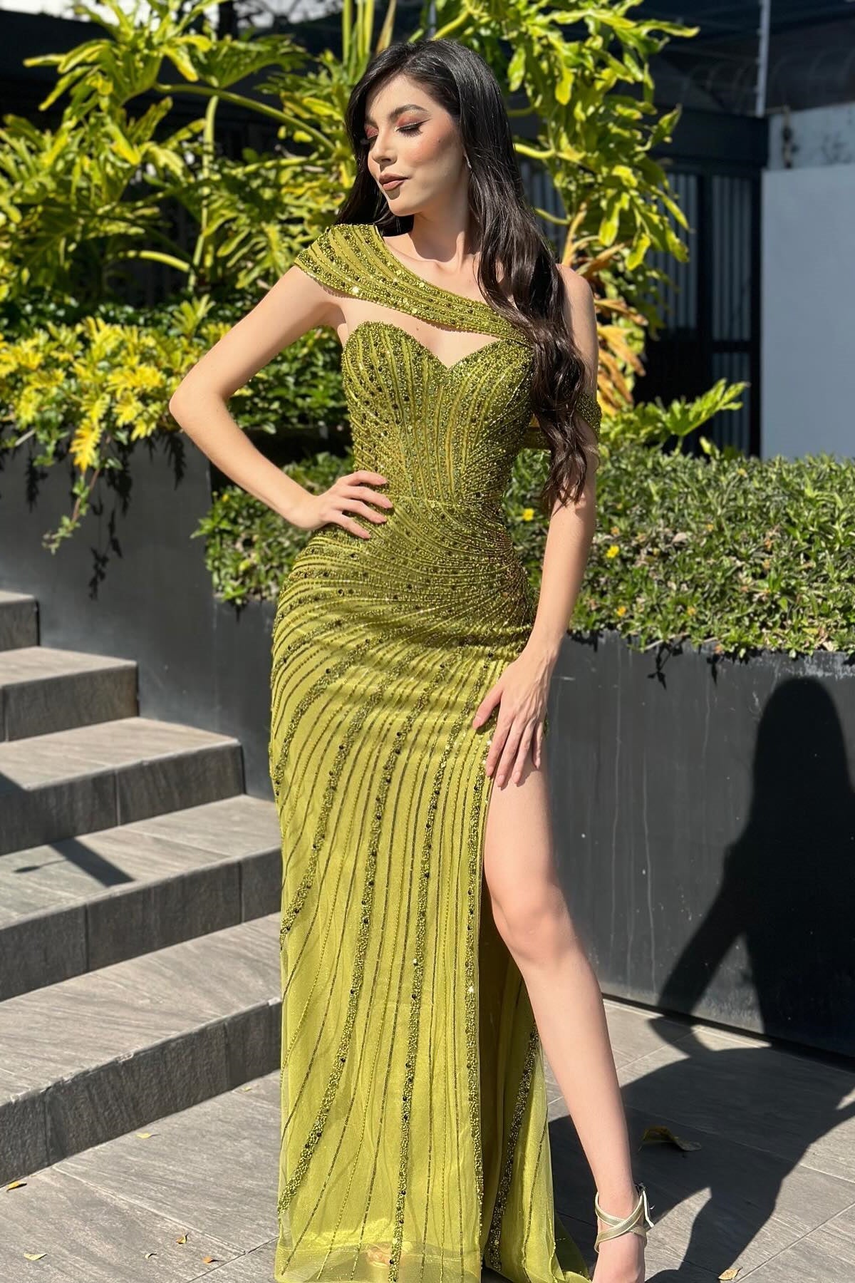 Vestido de fiesta vintage de corte columna, corte recto, de gasa y satén, con escote corazón, mangas cortas y abertura de lentejuelas.