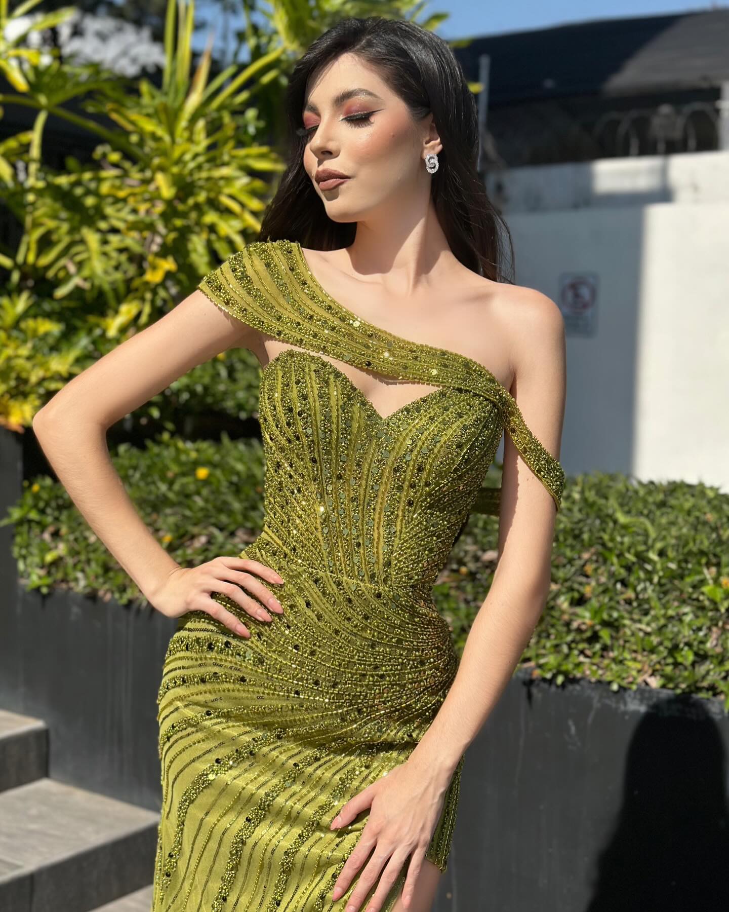 Vestido de fiesta vintage de corte columna, corte recto, de gasa y satén, con escote corazón, mangas cortas y abertura de lentejuelas.